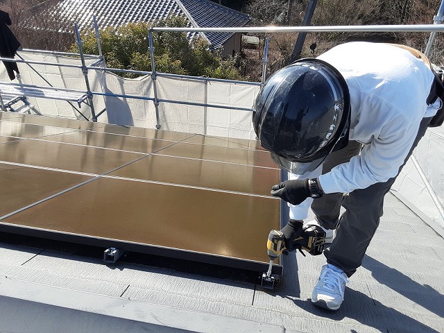 太陽光パネルの取り外し作業